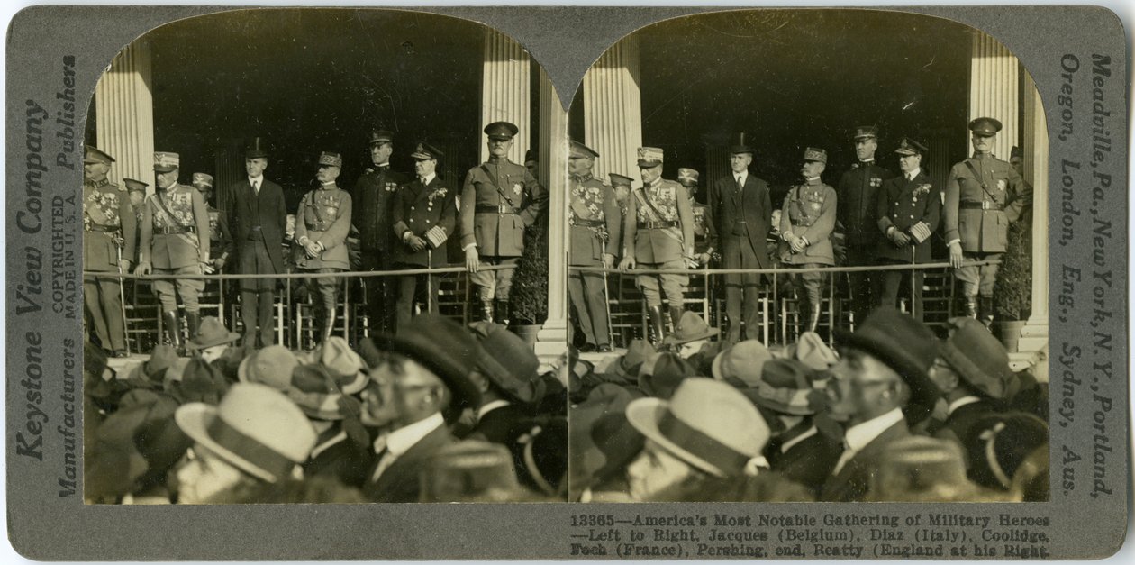 Horisontalt sepia -stereokort som viser uniformerte menn som står på en plattform. Fra venstre til høyre av Keystone View Company