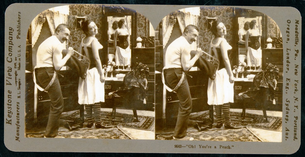'Åh! You're a Peach', humoristisk stereoskopisk kort som viser en ung kvinne som snøres inn i et korsett, ca. 1900 (sepia-bilde) (se også 473250) av Keystone View Company