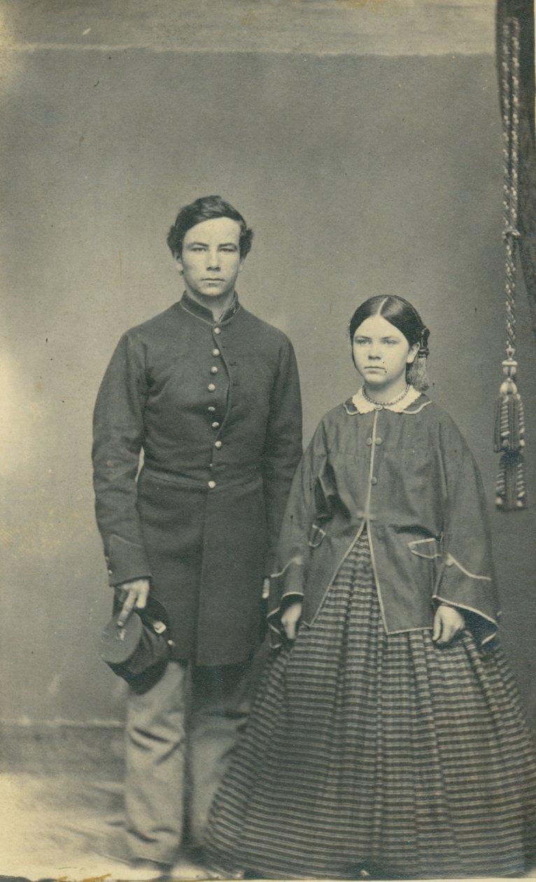 Portrett i full lengde av uidentifisert unionsoldat i uniform og kvinne iført kjole av Kilbourn Leroy Gates