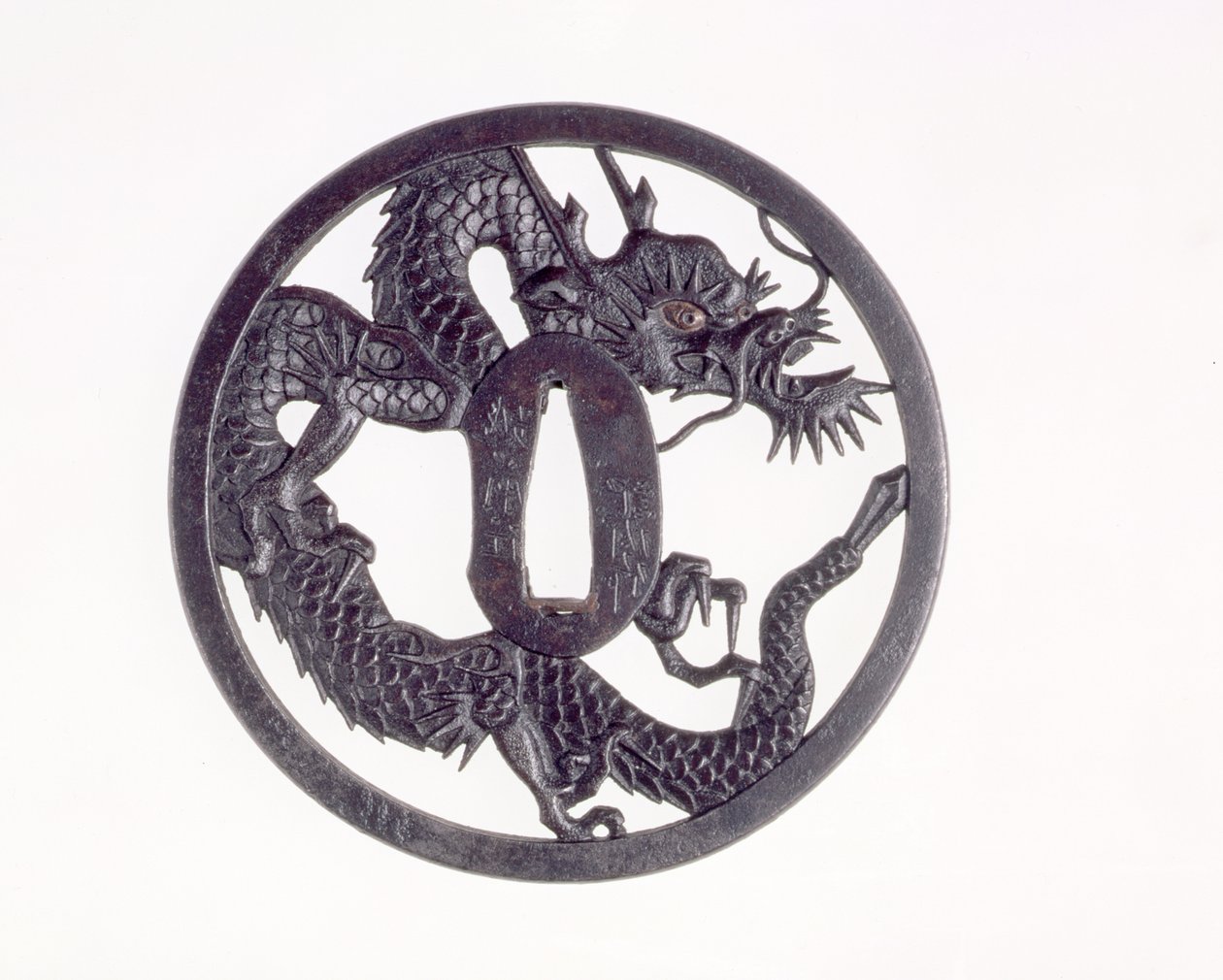 Tsuba med utskåret drage (jern) av Kinai of Echizen