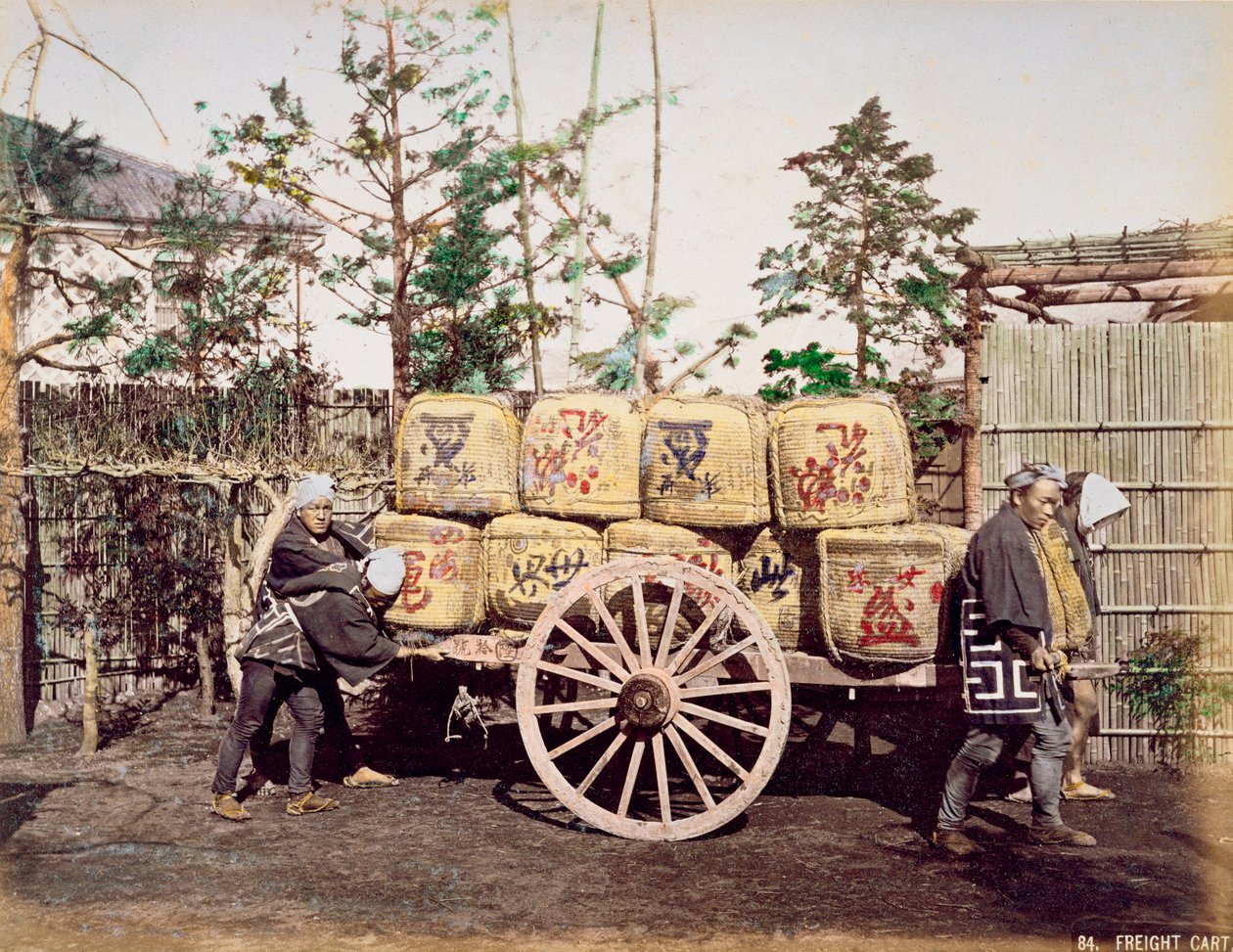 Frakt blir transportert på en håndtegnet vogn (håndfarget albumtrykk på kort) av Kusakabe Kimbei