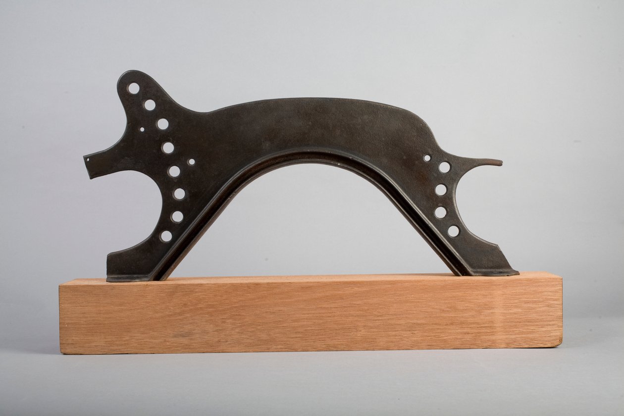 The Hog, 2003 (metall og tre) av Lawrie Simonson