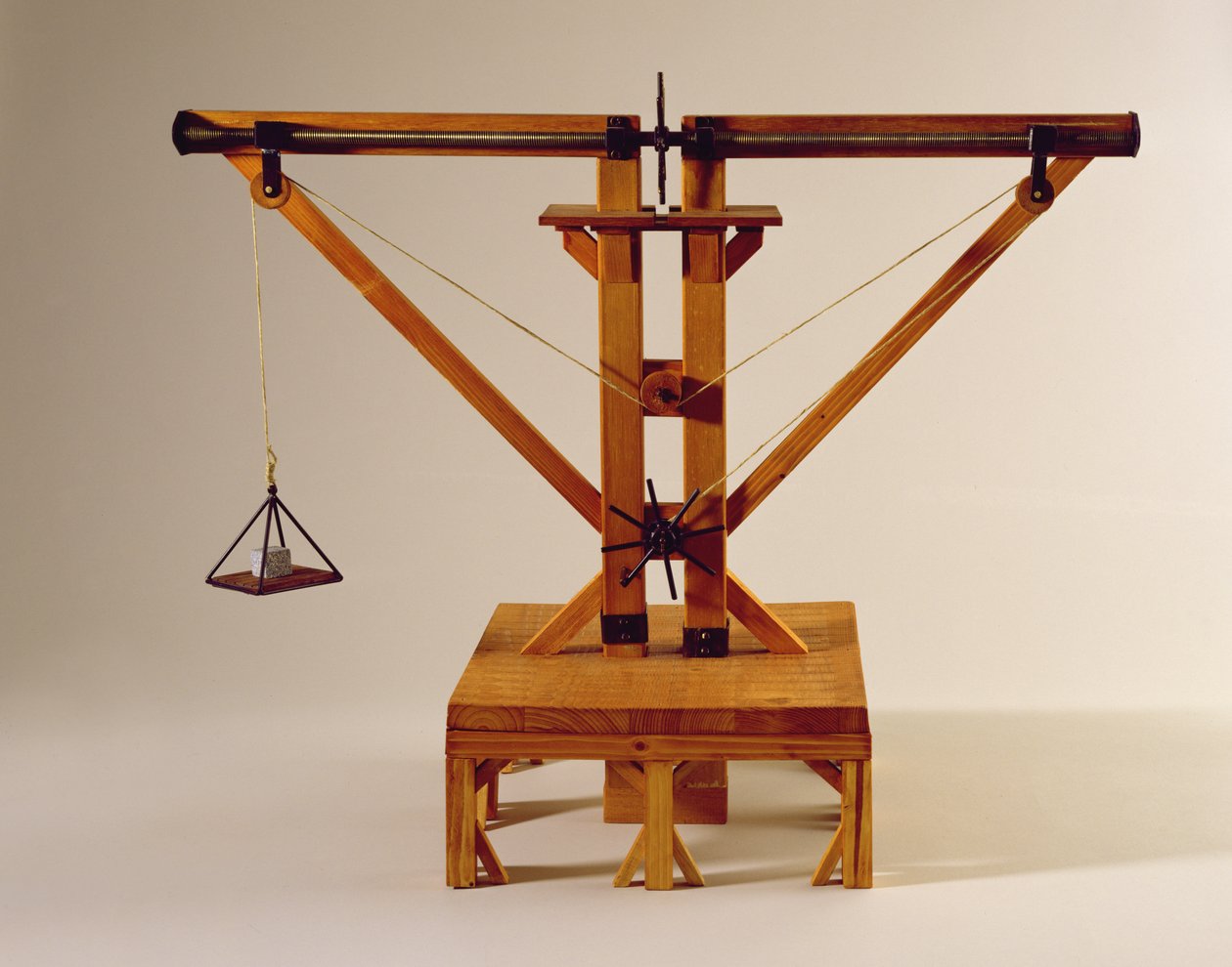 Modellrekonstruksjon av da Vincis design for en dobbelvinsjkran (tre, metall og streng) av Leonardo da Vinci