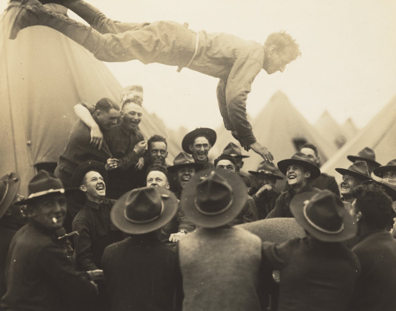 Soldat kastet i luften, 1917. av Lewis Wickes Hine