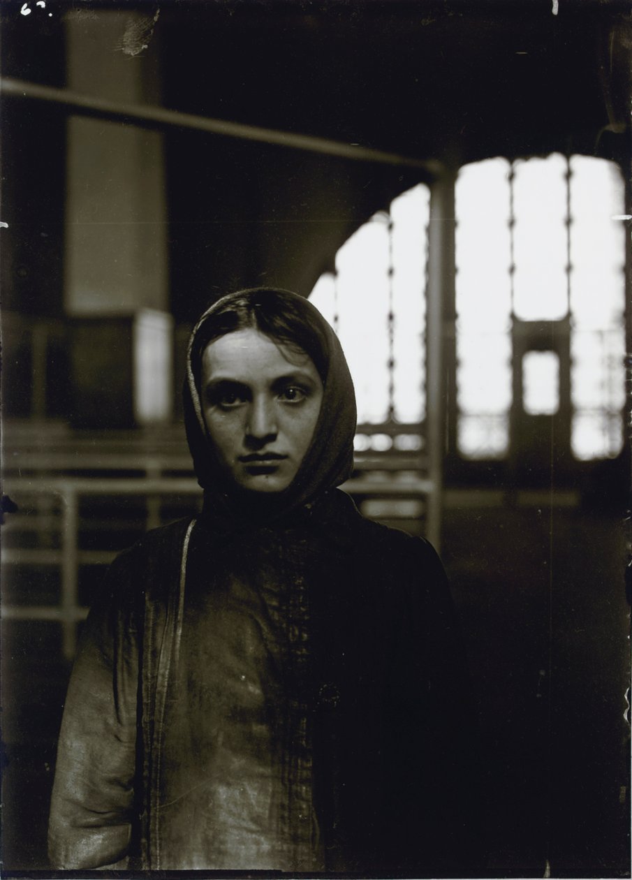 Ung russisk jødeinne, Ellis Island, 1905 av Lewis Wickes Hine