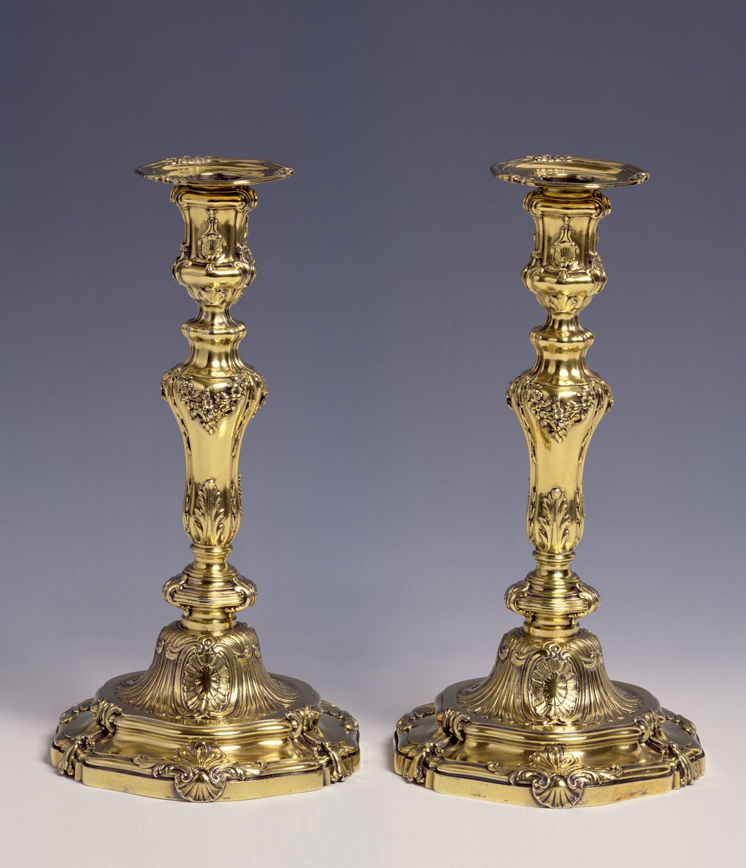 Et par lysestaker, laget av Louis-Joseph Lenhendrick (forgylt sølv) av Louis Joseph Lenhendrick