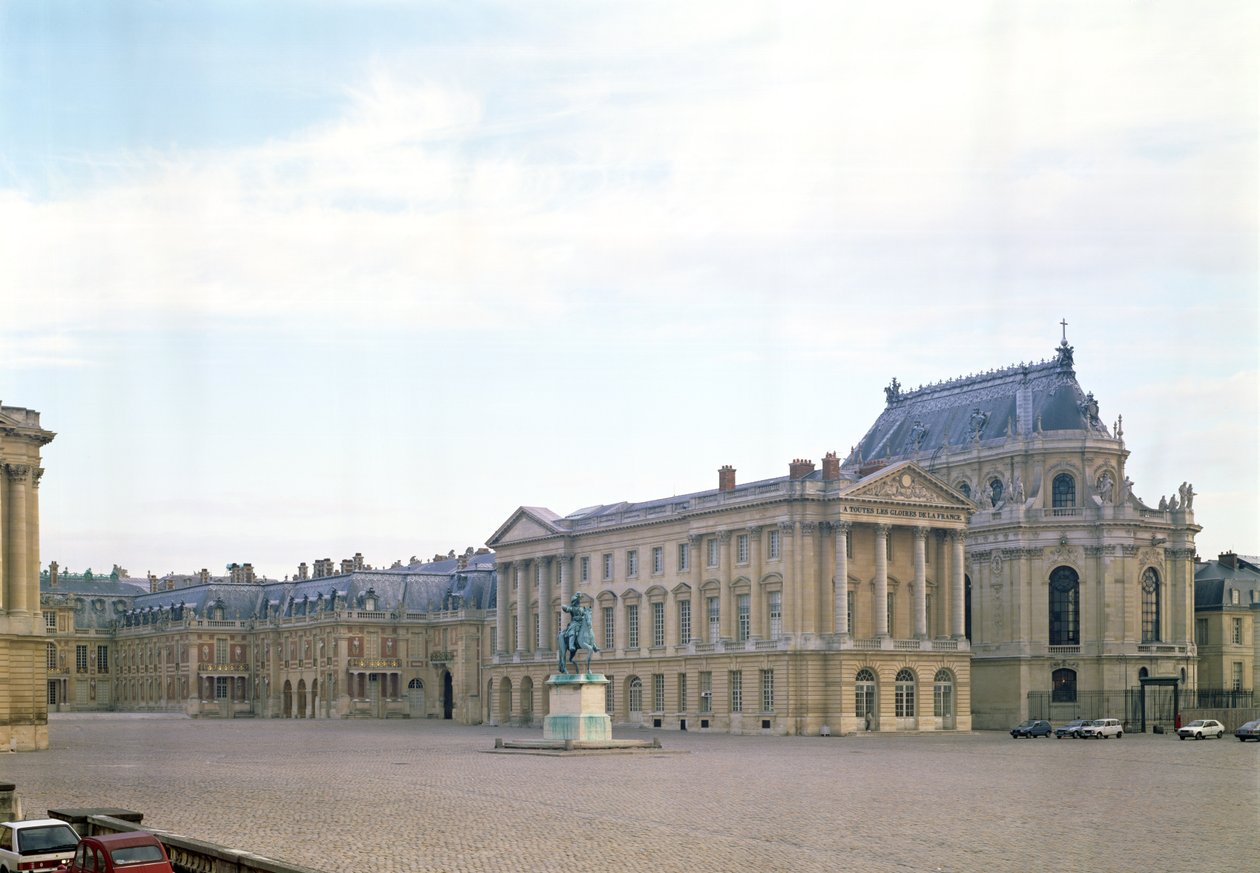 Marble Courtyard (helt til venstre) som fører til Royal Courtyard (i midten) fra 1660-tallet av Louis Le Vau