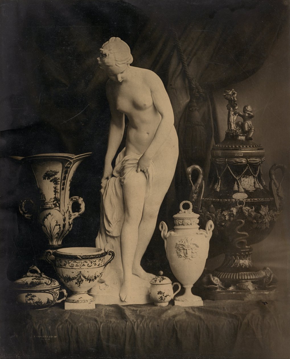Stilleben med statuett og vaser av Louis Rémy Robert
