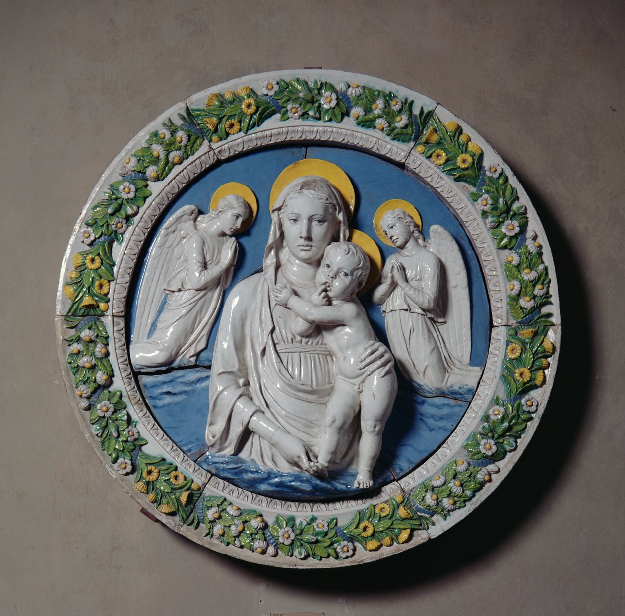 Jomfru og barn (terrakotta) av Luca Della Robbia