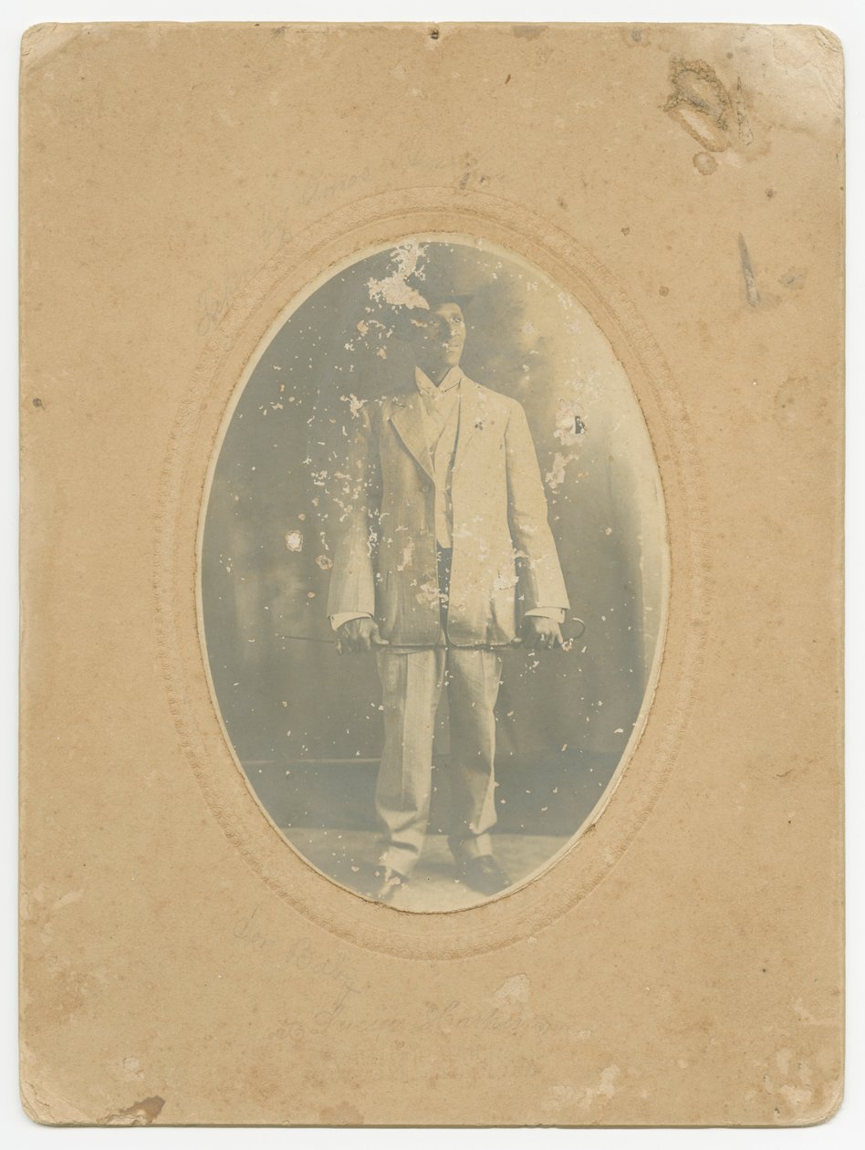 Foto av en mann, ca. 1910. av Lucius Harper