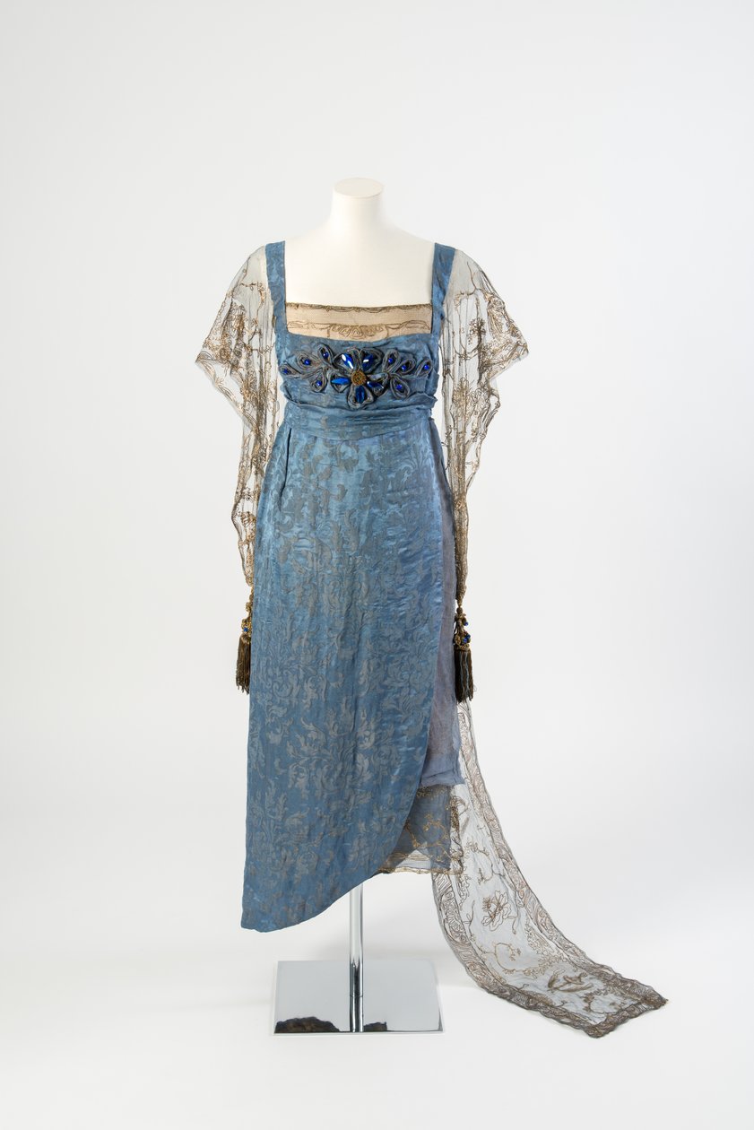 Blå figurkjole i silke med nettermer i gull og tog brodert i gullmetallstrimmel og dekorert med blå edelstener og dusker, 1911 (silke) av Lucy Christiana, Lady Duff Gordon