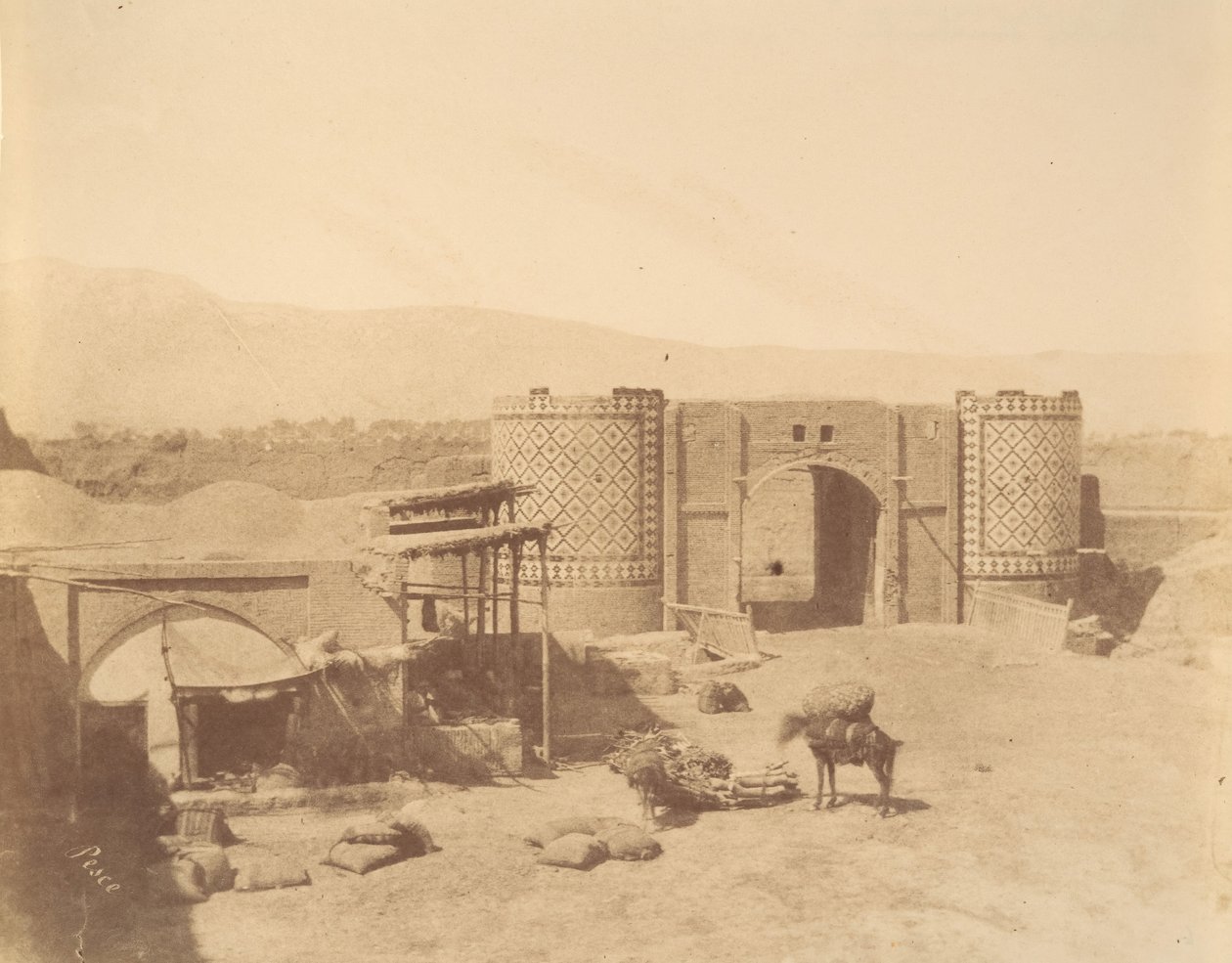 [Gate of Government, Teheran, Iran], 1840-60-tallet. av Luigi Pesce