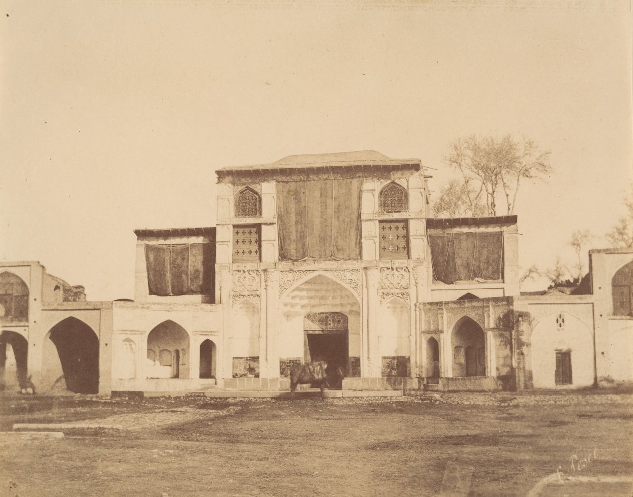 [The Sublime Porte, Teheran, Iran], 1840-60-tallet. av Luigi Pesce