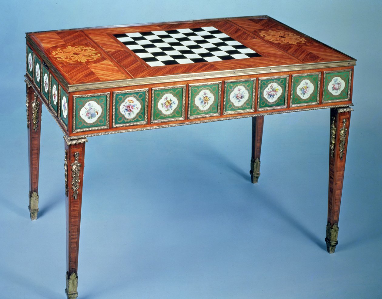 Sevres spillebord med porselensplaketter, 1775 (porselen og tulipanved) av Martin Carlin