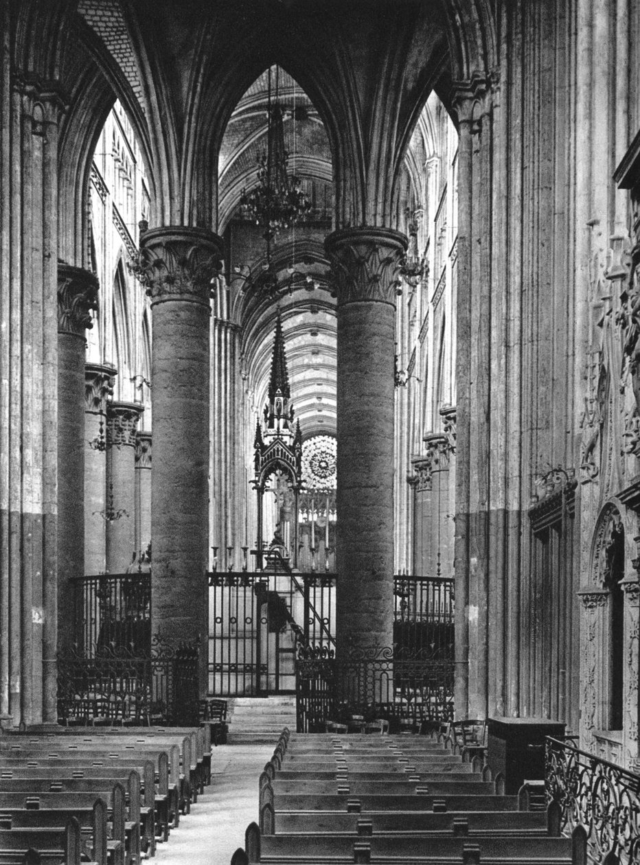 Interiør i Rouen-katedralen, Frankrike, 1937. av Martin Hurlimann