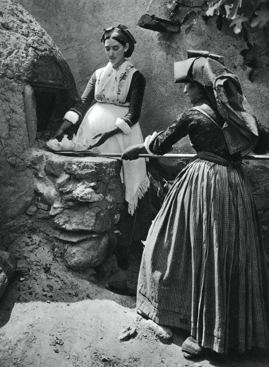 Kvinner ved ovnen, Sardinia, Italia, 1937. av Martin Hurlimann