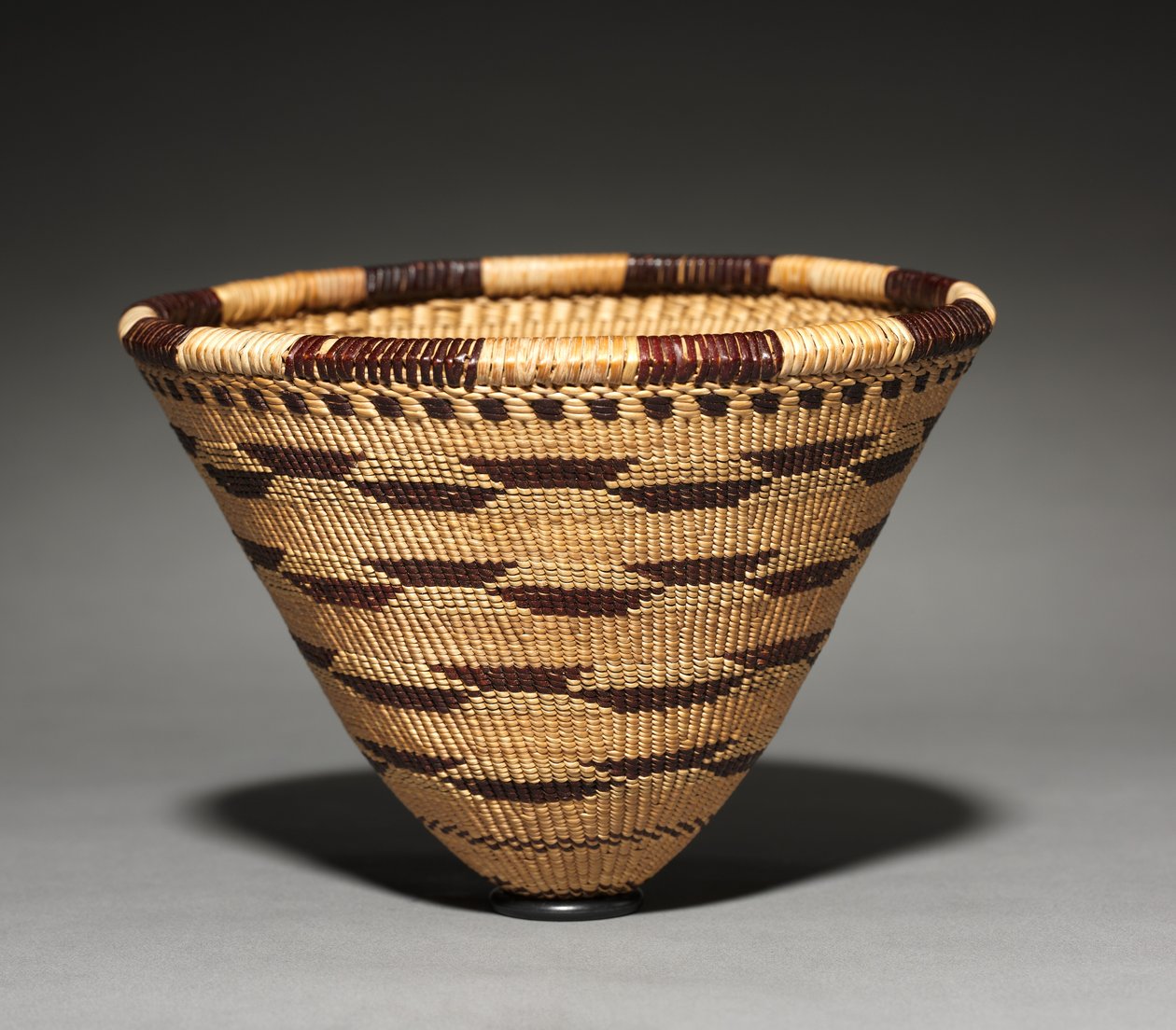 Burden Basket Model, 1900. av Mary Benson.