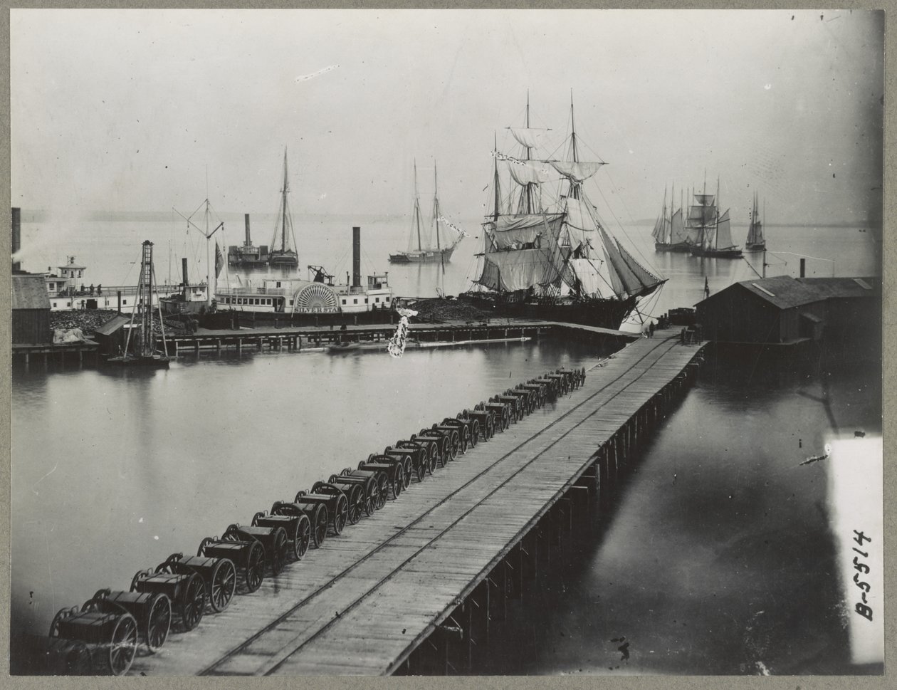 Magazine Wharf ved City Point, Virginia, ca. 1865 av Mathew B. Brady