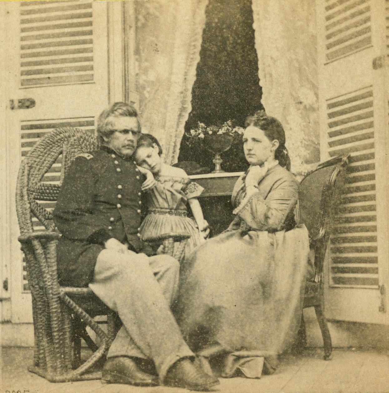 Generalmajor Ord med sin kone og barn, i herskapshuset som tidligere var okkupert av Jefferson Davis, Richmond, Virginia, 1865 av Mathew B. Brady