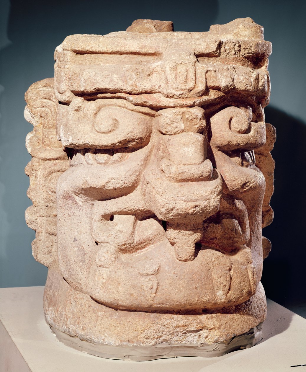 Antropomorfisk hode, sannsynligvis et røkelsekar, ca. 1000-1500 (kalkstein) av Mayan
