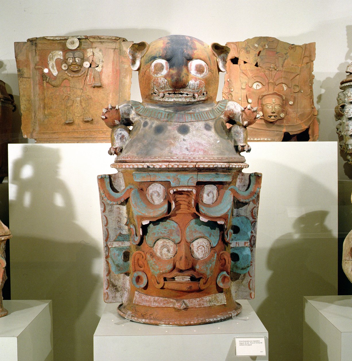 Ixil begravelsesurne med kattelokk, Nebaj, Guatemala, siste klassiske periode (900-1200) (polykrom lertøy) (se også 310160) av Mayan