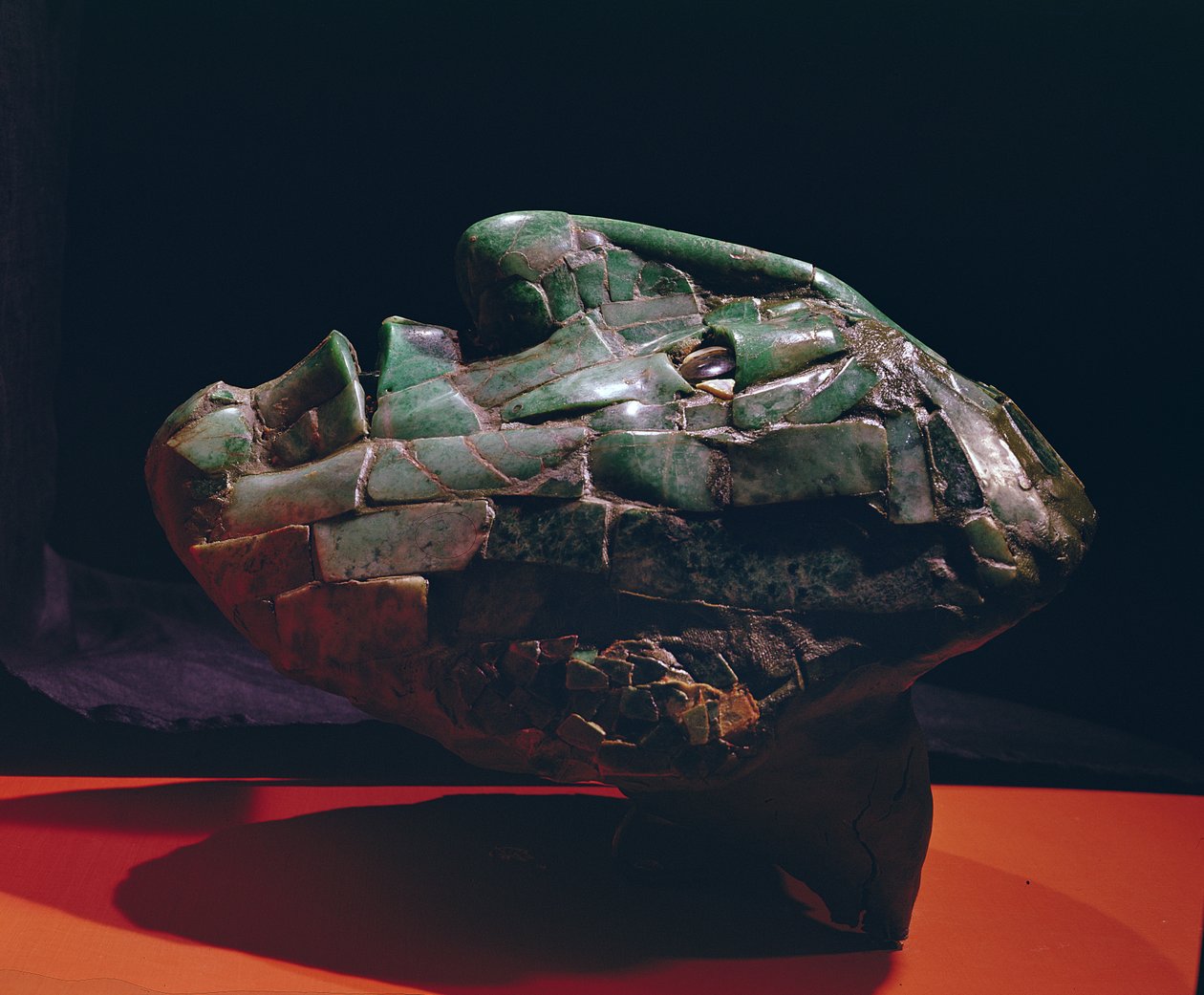 Sidevisning av en mosaikkmaske, fra Palenque, Chiapas (jade) av Mayan