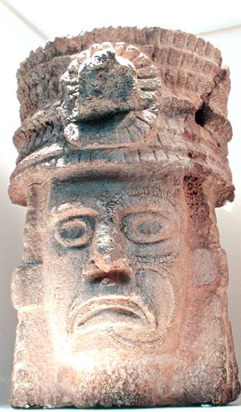 Figur iført en fjærkledd hatt, 500-800 e.Kr av Mayan