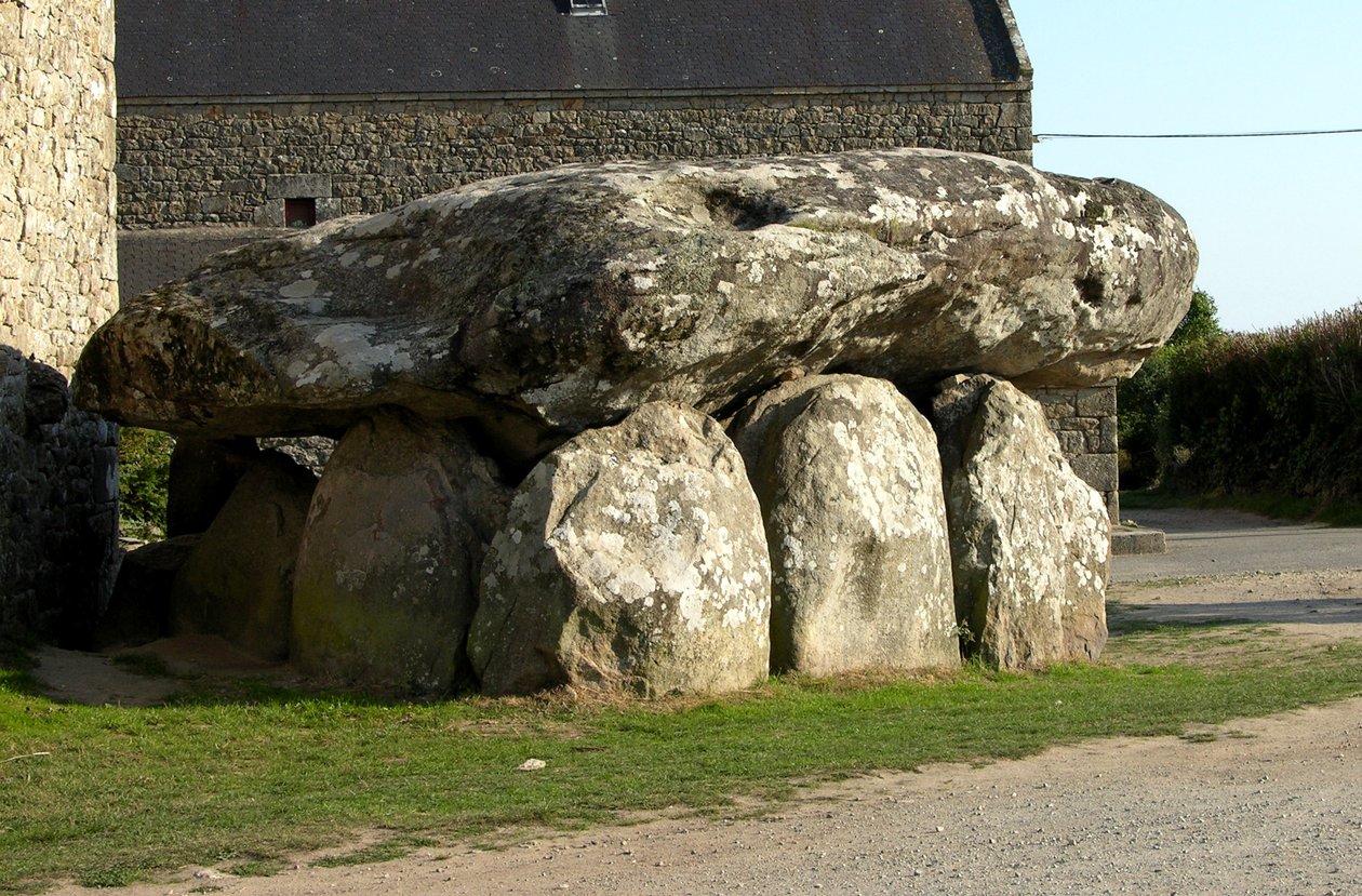 Crucuno dolmen av Megalithic