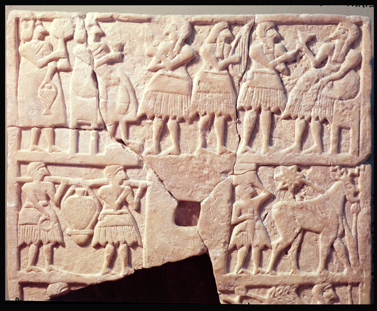 Votiv plakett som viser en offerscene, fra Diyala, tidlig dynastisk periode, 2600–2500 f.Kr. av Mesopotamian