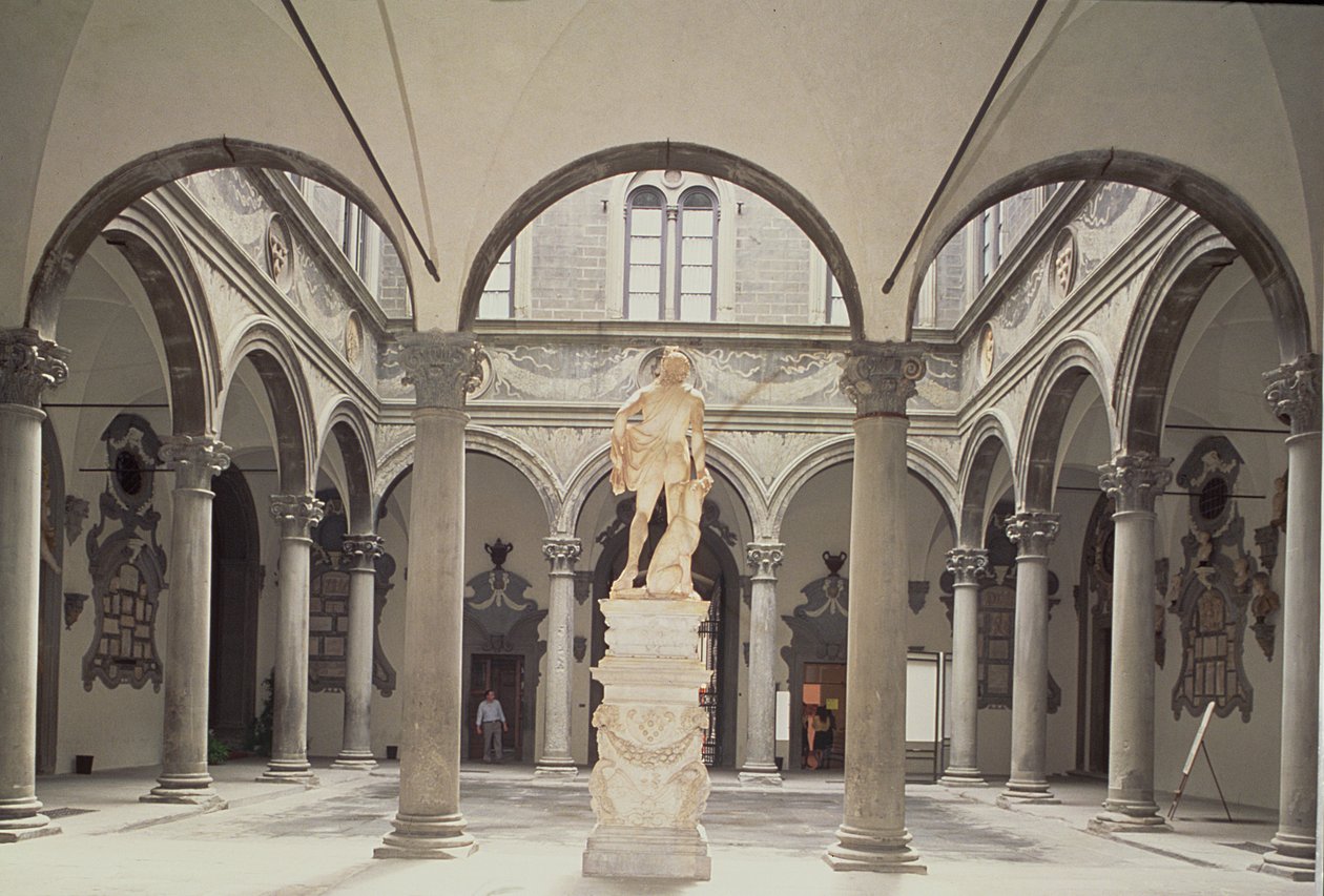 Interiør i skulpturdomstolen av Michelozzo di Bartolommeo