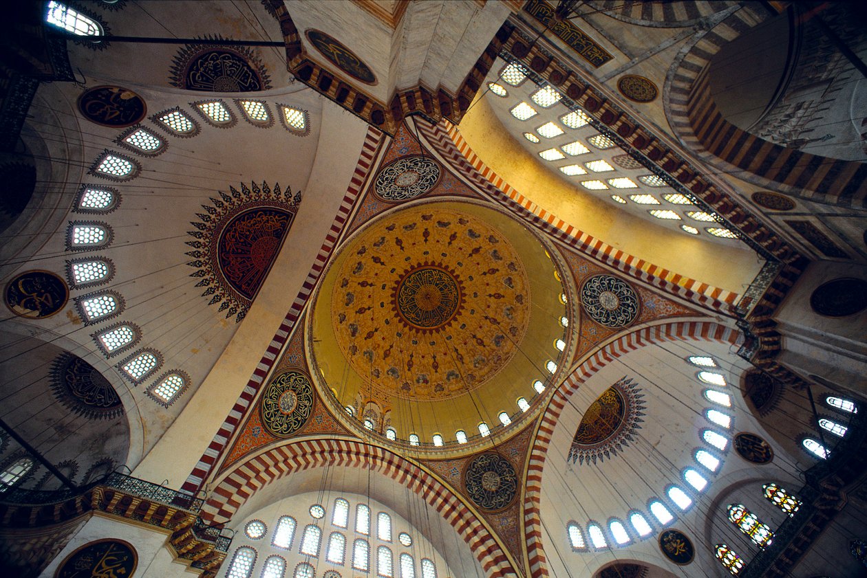 Interiøret i Suleymaniye-moskeen av Mimar Sinan