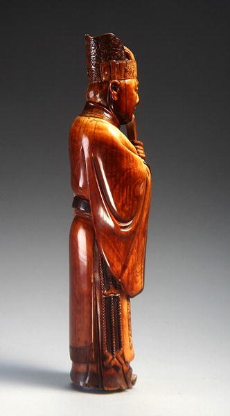 En figur av en tjenestemann (utskåret elfenben) (se også 272118) av Ming Dynasty Chinese School