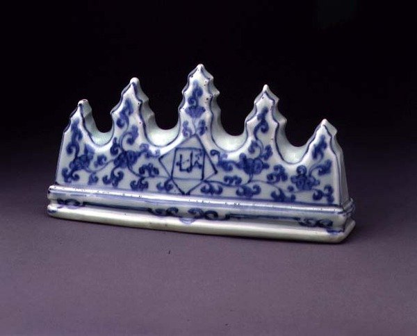 Pennstøtte, Ming, ca. 1368-1644 (porselen med blå underglasur) av Ming Dynasty Chinese School