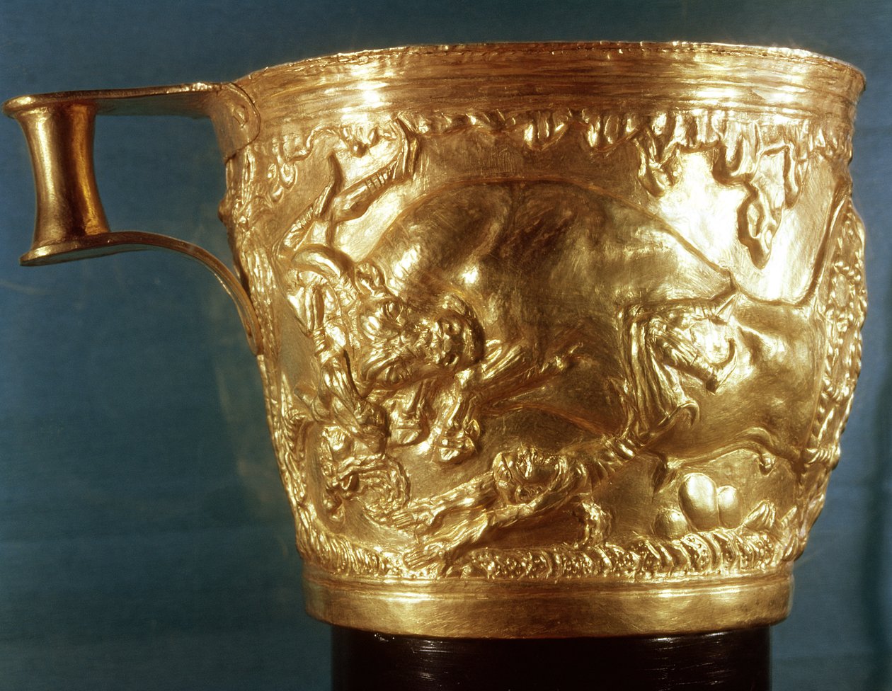 Beger, som viser en ladende okse, funnet i den kongelige graven til Vaphio, Sparta, sent Minoan I, ca. 1500 f.Kr. (gull) av Minoan
