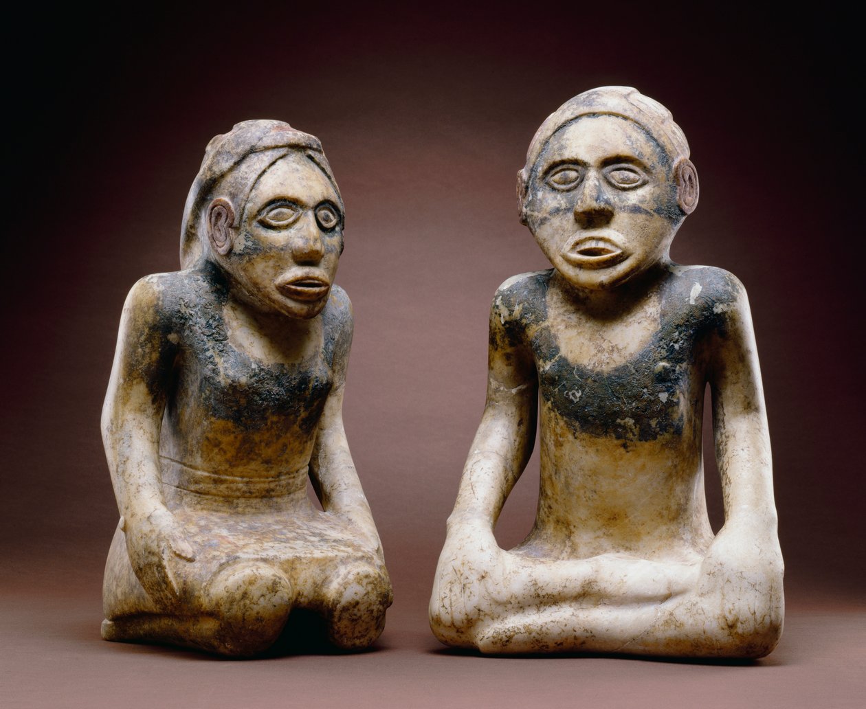 Sittende manns- og kvinnefigurer, Etowah, 1200-1450 (marmor) (se også 422895) av Mississippian culture