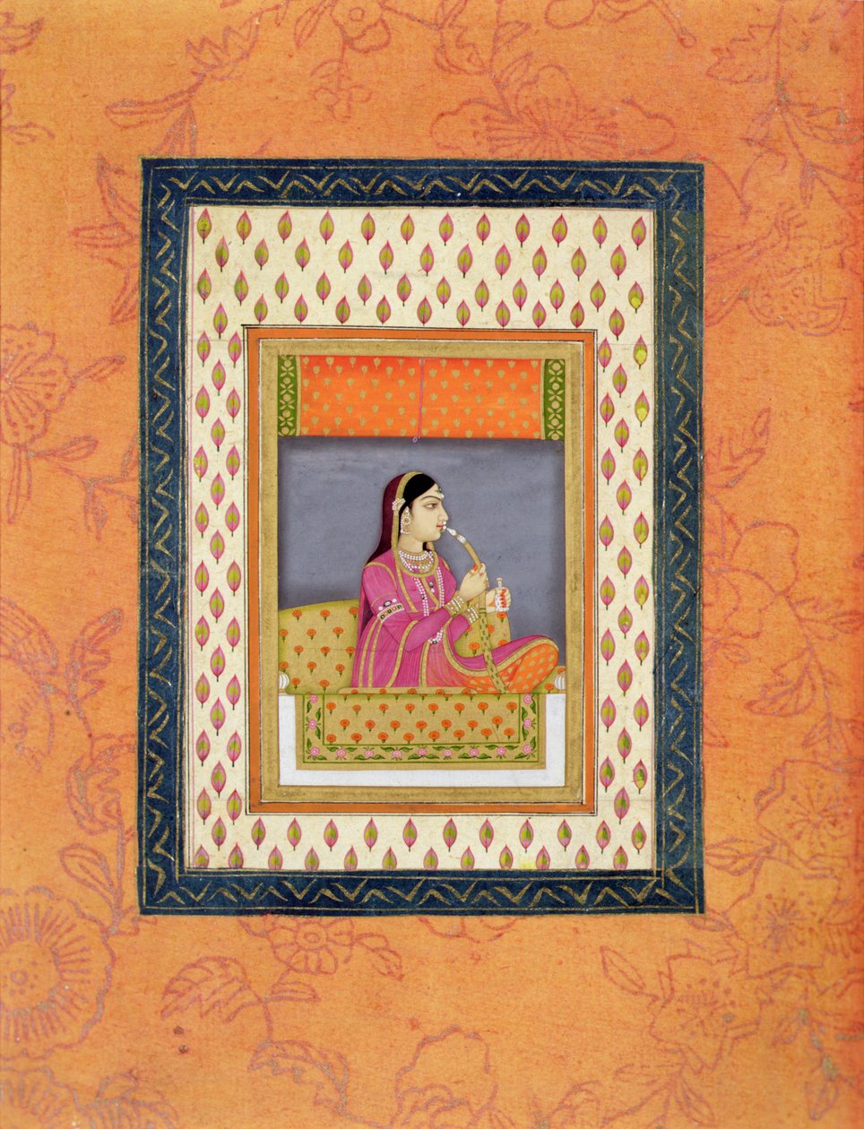 En dame som røyker vannpipe og holder en parfymeflaske, ca. 1760 (ugjennomsiktig wc på papir) av Mughal School
