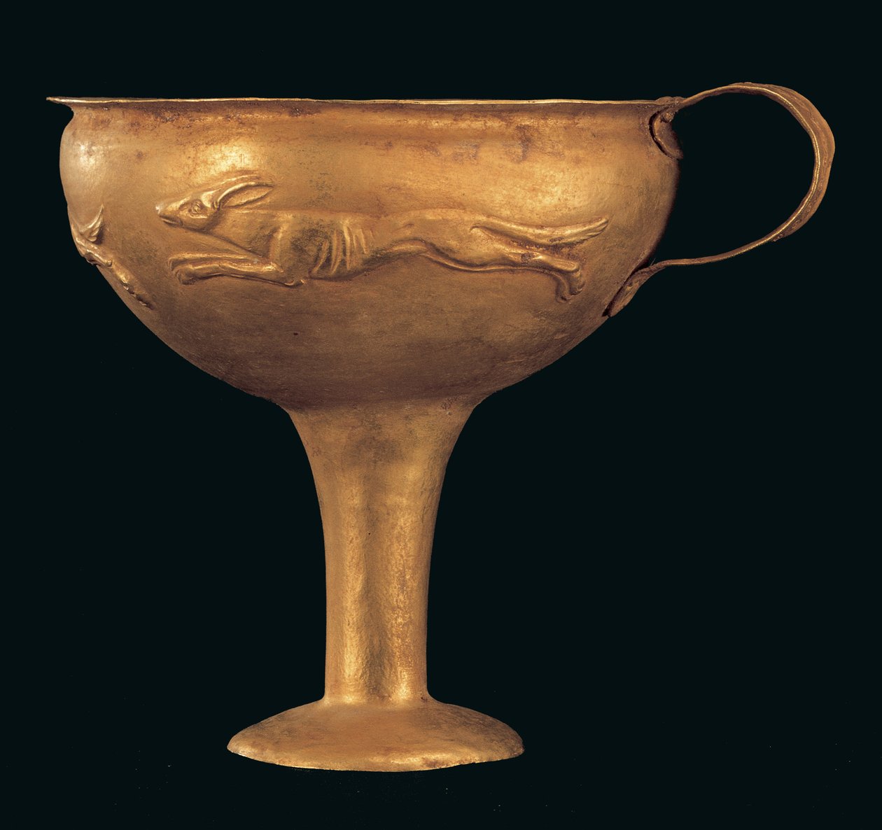 Ett-hånds kylix med repouse-dekor som viser en hundejakt, Late Helladic IIB-IIIA 1 Periode (gull) av Mycenaean