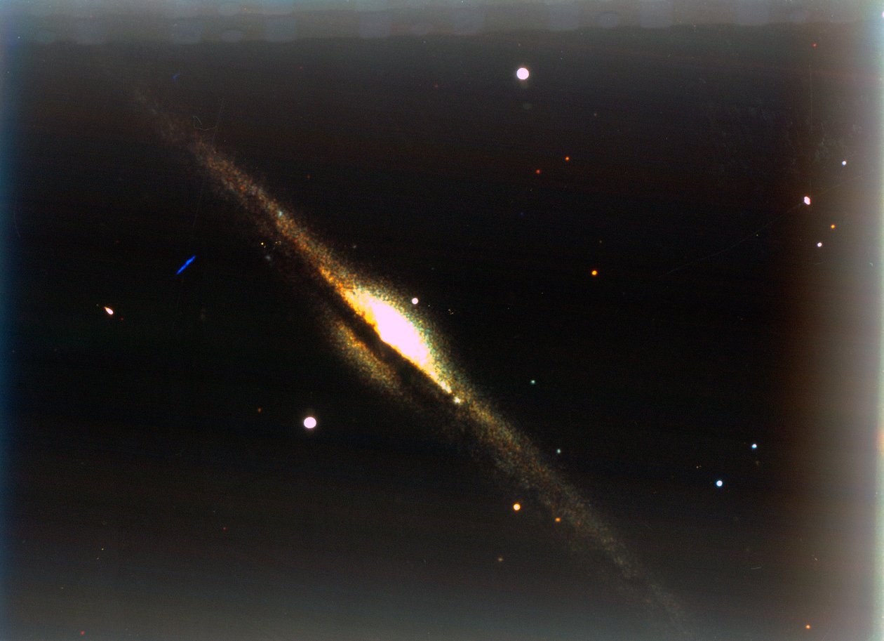 Nålgalaksen i Coma Berenices. av NASA Images