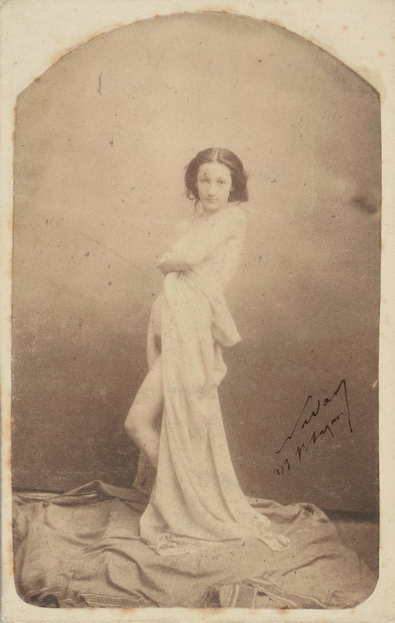 [Drapert stående naken], 1856-59. av Nadar