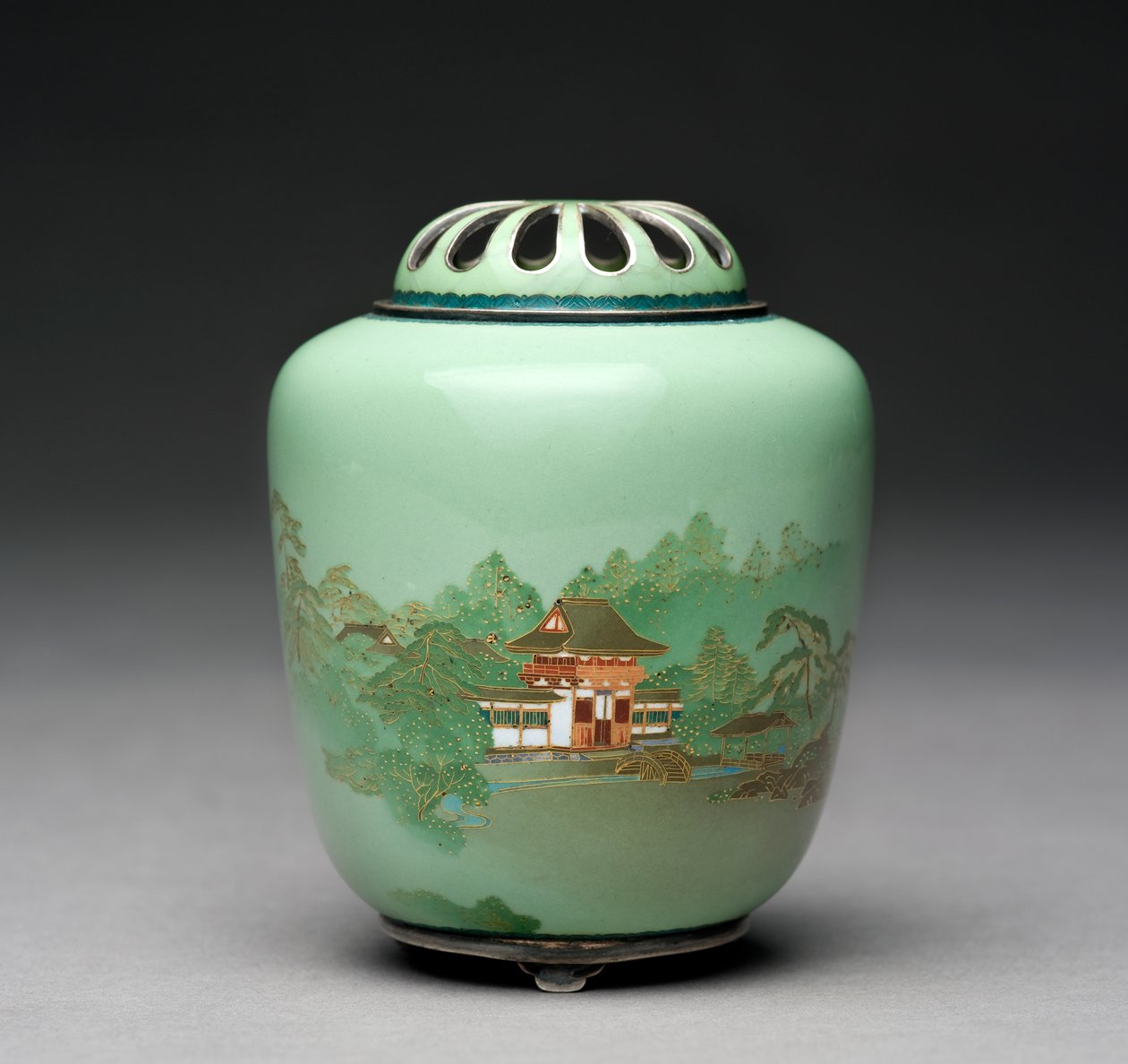 Koro med en inngangsport blant trær, ca. 1905 (cloisonne-emalje) av Namikawa Yasuyuki