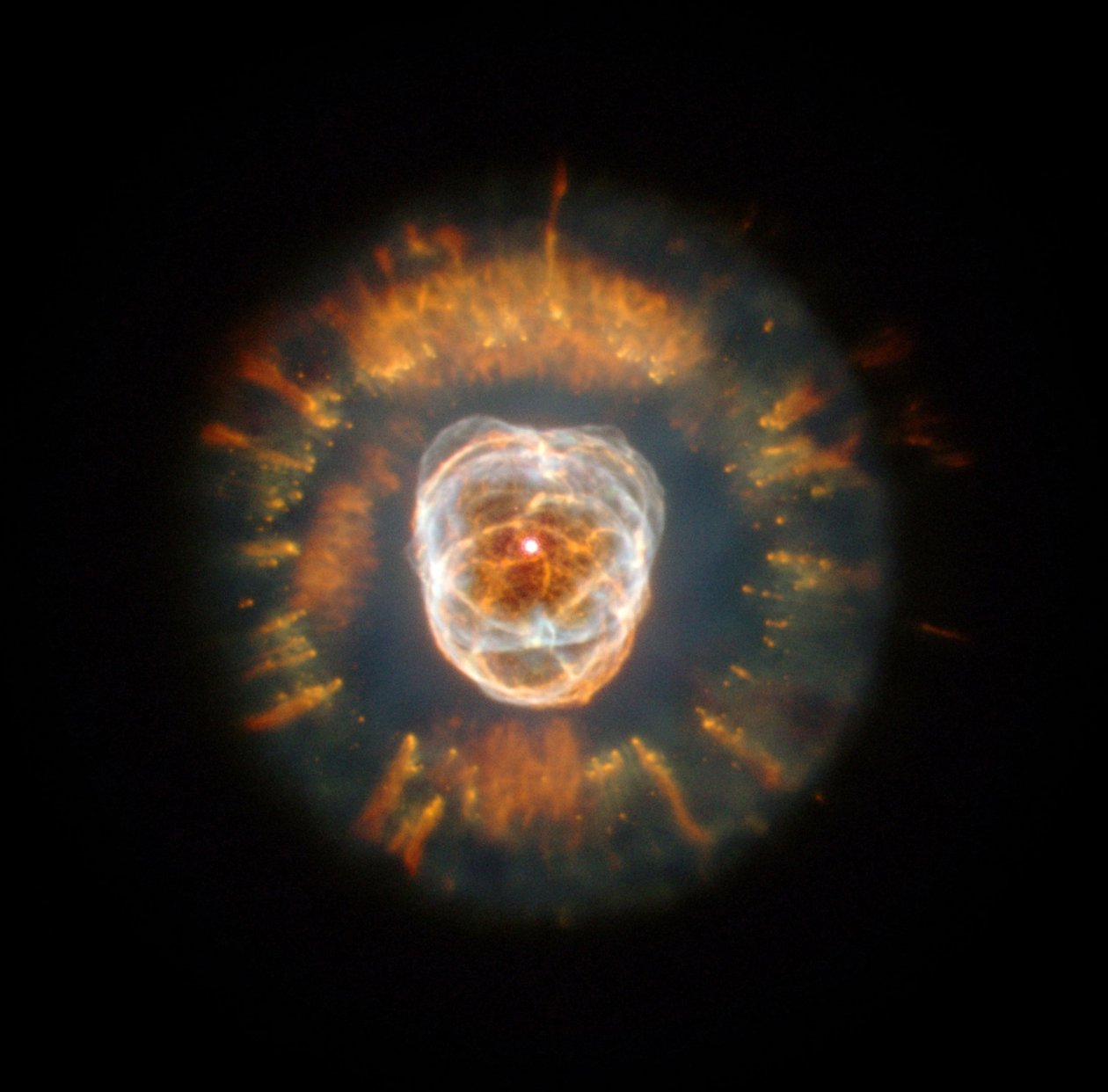 Eskimo-tåken, en planetarisk tåke, oppdaget av William Herschel i 1787. I 2000 avbildet Hubble-teleskopet tåken som viser komplekse gasskyer som ennå ikke er fullt ut forstått. Kreditt NA av National Aeronautics and Space Administration National Aeronautics and Space Administration
