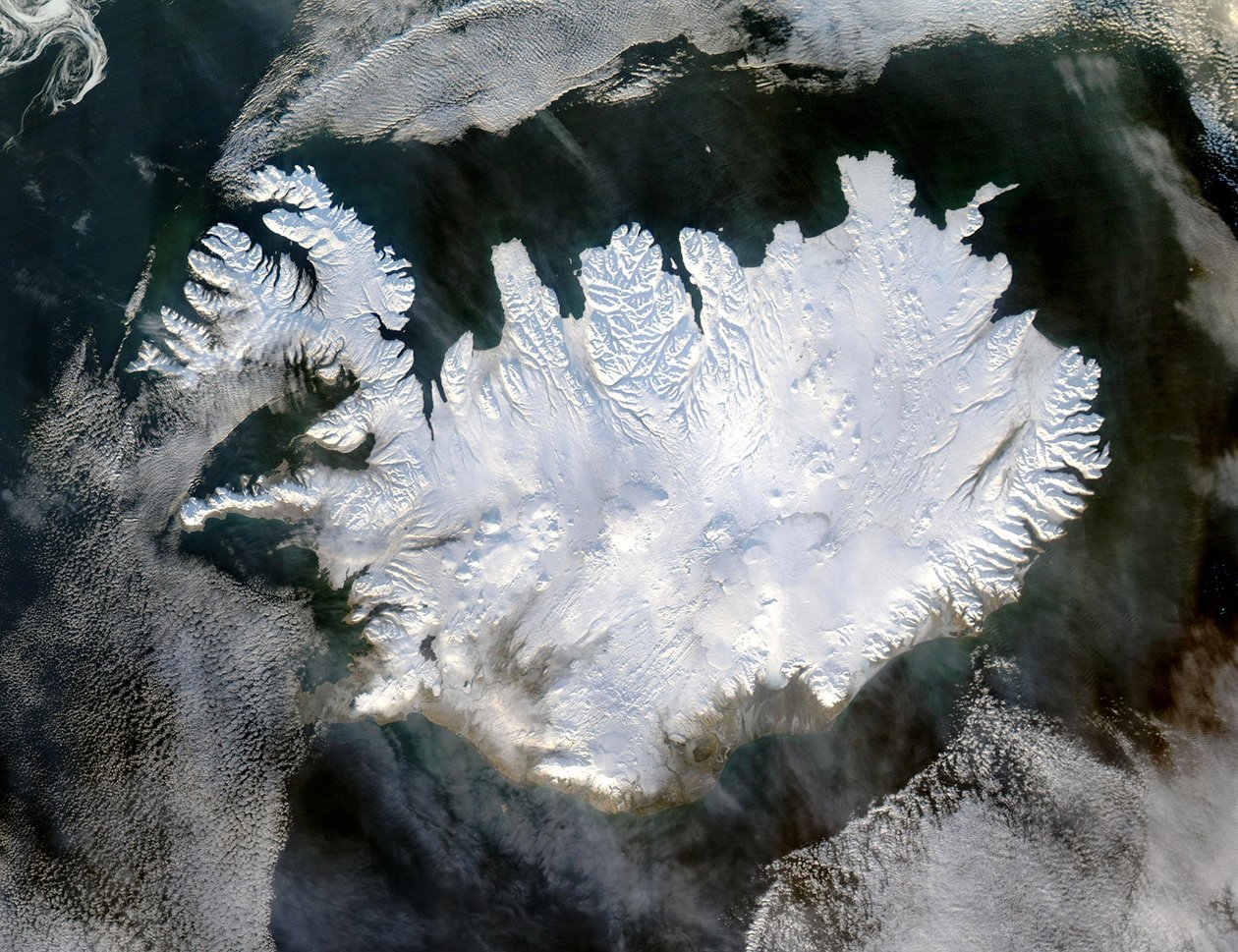 Satellittbilde av Island 28. januar 2004 som viser det dekket av et teppe av snø og is som skjuler de permanente isbreene og iskappene som eksisterer året rundt. Kreditt NASA. Vitenskapsvinter av National Aeronautics and Space Administration National Aeronautics and Space Administration