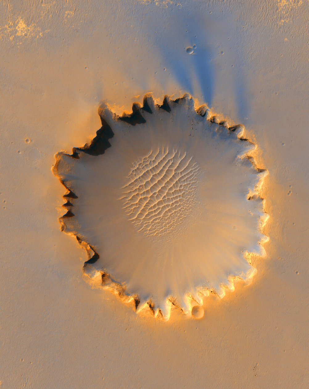 Victoria Crater, nedslagskrater ved Meridiani Planum, nær ekvator på Mars, omtrent 800 meter i diameter. Skuffet kant er forårsaket av erosjon. Kreditt NASA. Vitenskap Astronomi Planet av National Aeronautics and Space Administration National Aeronautics and Space Administration
