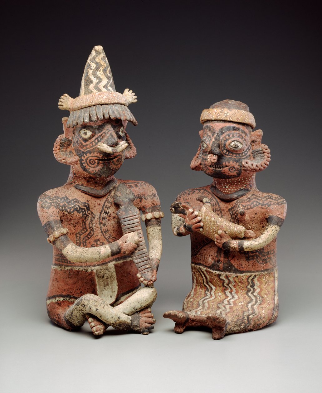 Manns- og kvinneskikkelse, 100 BC-400 AD (polykrom keramikk) av Nayarit