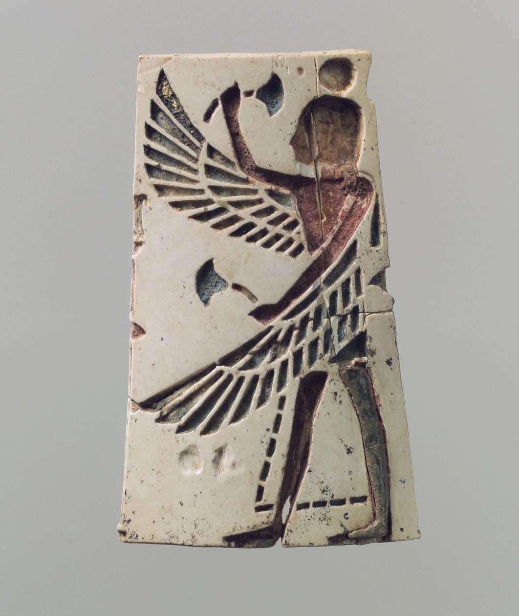 Champlevé-møbler eller plakett for kosmetikkboks med en bevinget ungdom, ca. 700 f.Kr av Neo Assyrian