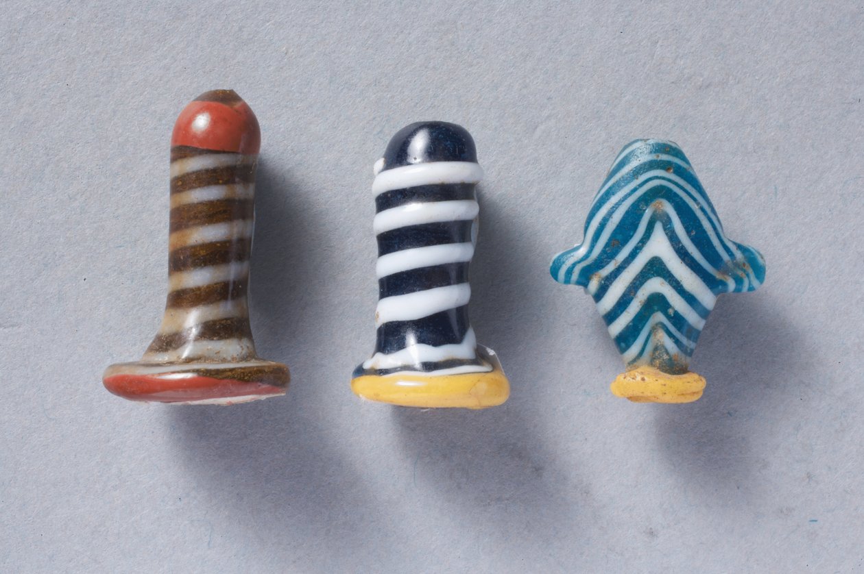 To ørepropper av glass og en hjerteamulett (glass) av New Kingdom Egyptian
