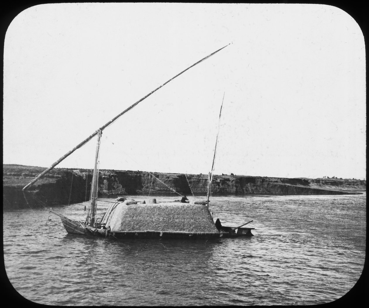En lastet dahabiyeh, Egypt, c1890 av Newton and Co