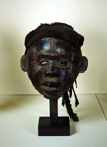 Ogoja maske (tre, bomull og fjær) av Nigerian