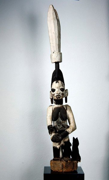 Verandah-innlegg: En mor som mater barnet sitt, Yoruba (tre og maling) av Nigerian