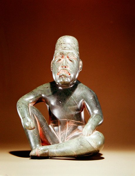 Jadefigur (jadite med restmaling) av Olmec